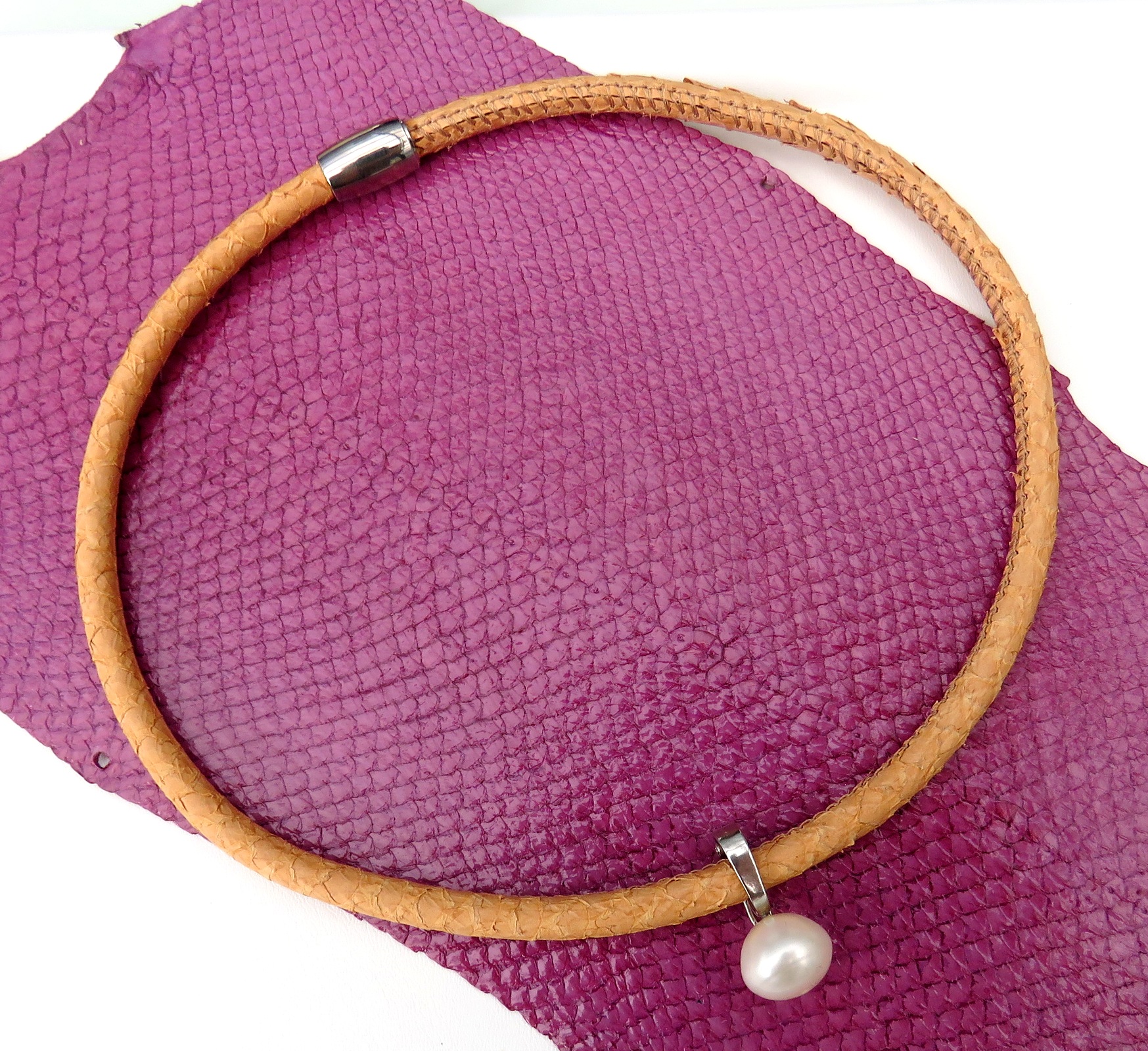 IMG_2987-2 Halsreif aus Lachs Leder mit Magnetschließe 3763 M - der Hype der Saison