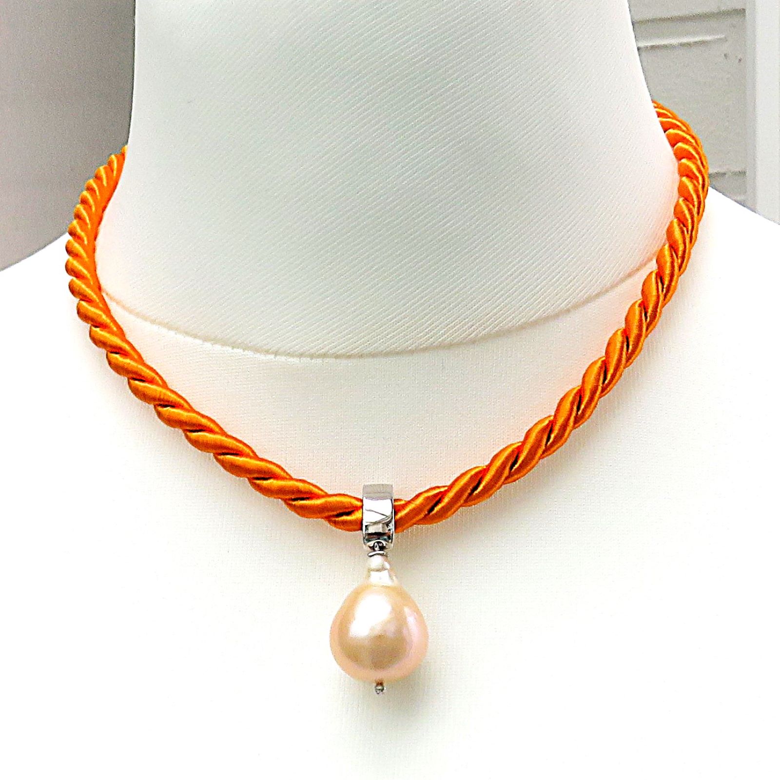 IMG_6130-5448 Ming Perlen Clip Unikat Anhänger an Baumwoll Kordel Collier handgefertigt 5448