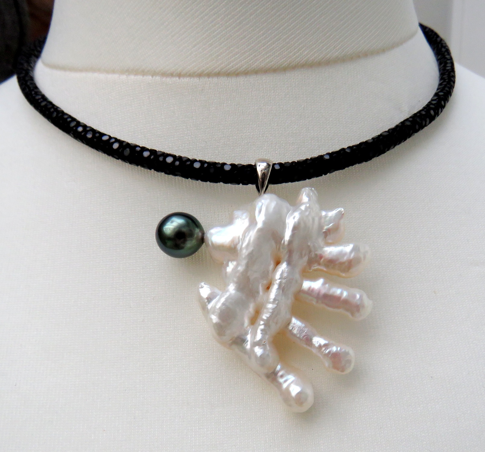 IMG_3132 Tahitiperle trifft Süßwasserperle ausgefallener Unikat Anhänger 4320