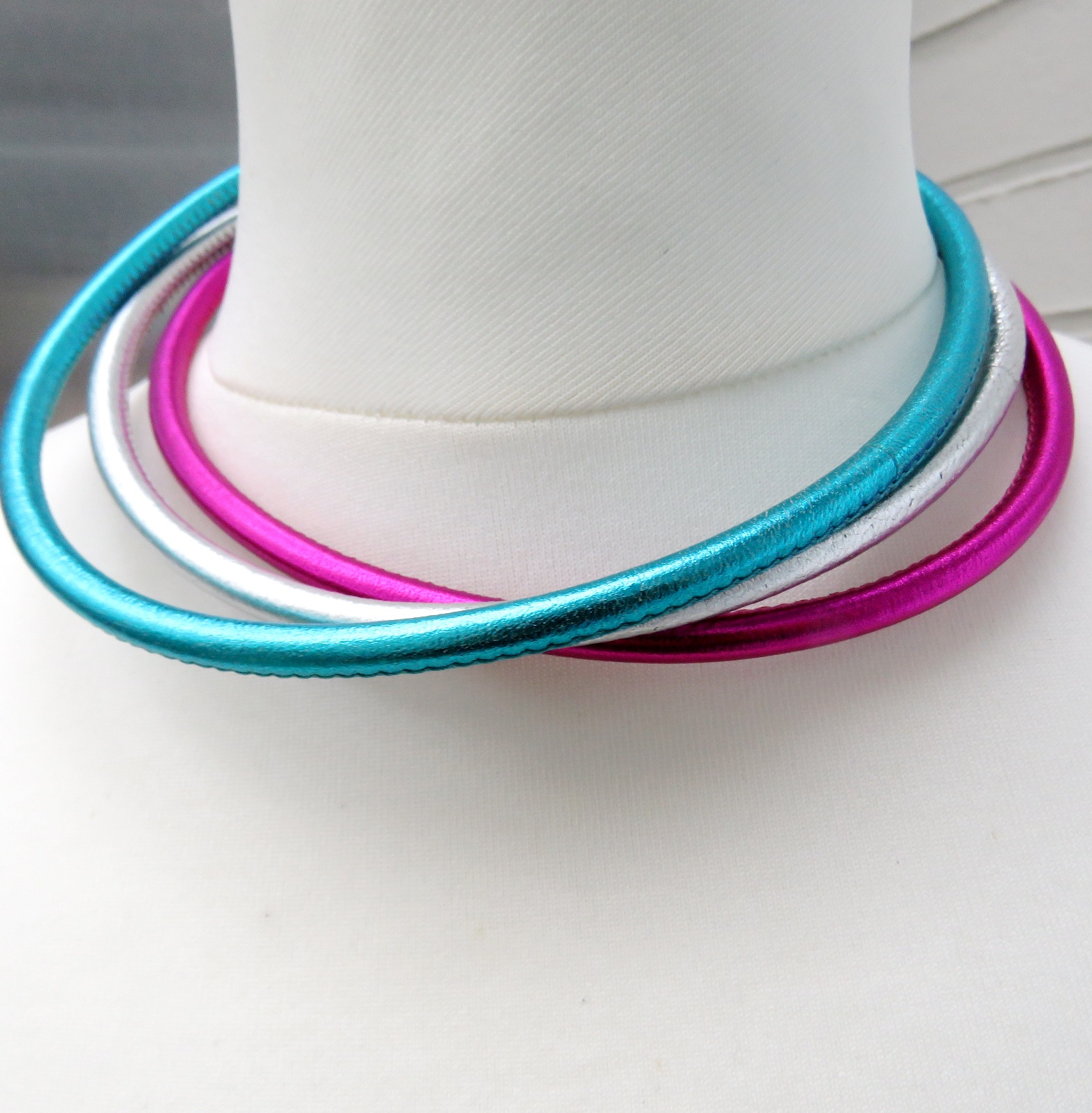 IMG_8446-4749 Halsreif Kalbleder Metallic Farben genäht handgefertigt Lederkette 4749