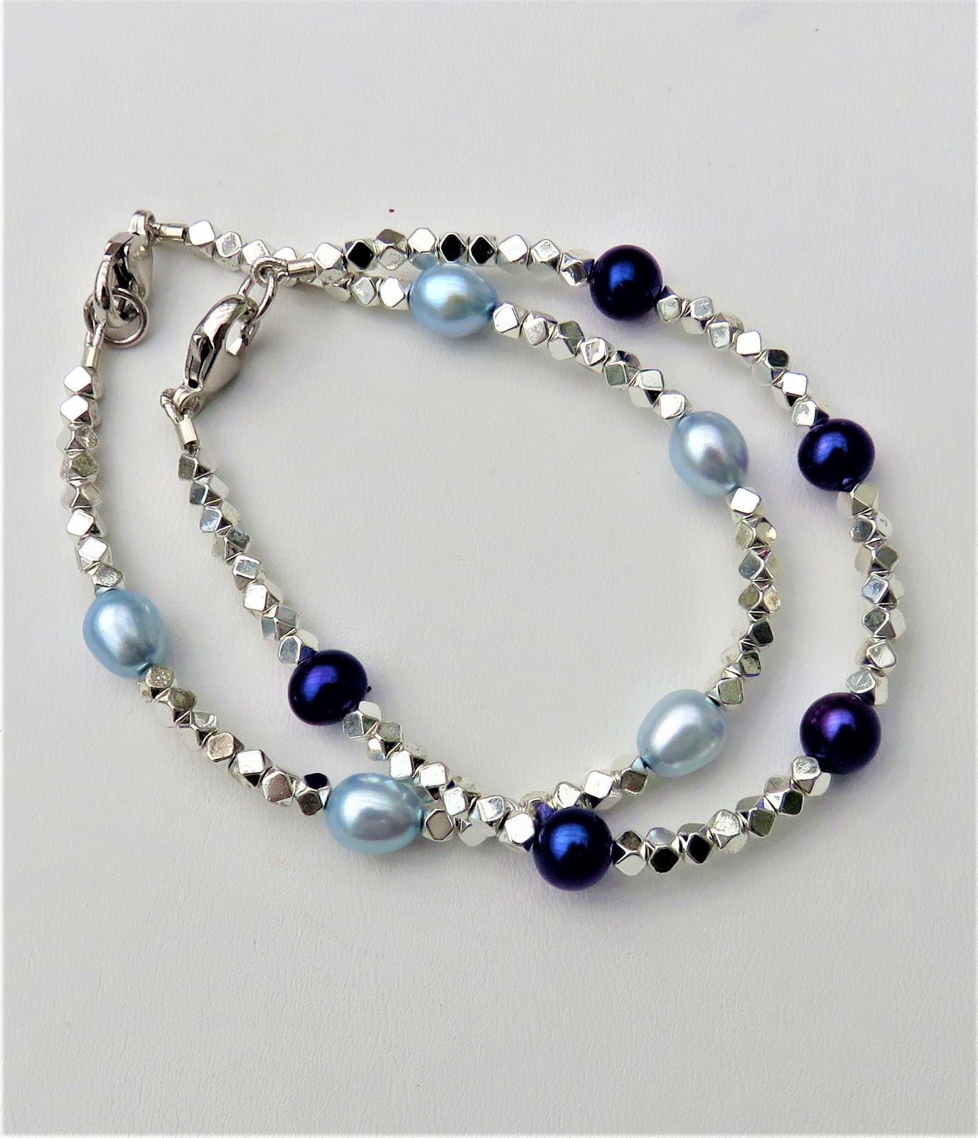 IMG_2995-25gJDez999yV8V Hämatit Armband silberweiß mit Süßwasserperlen Hellblau oder Royal 5182 u. 5183